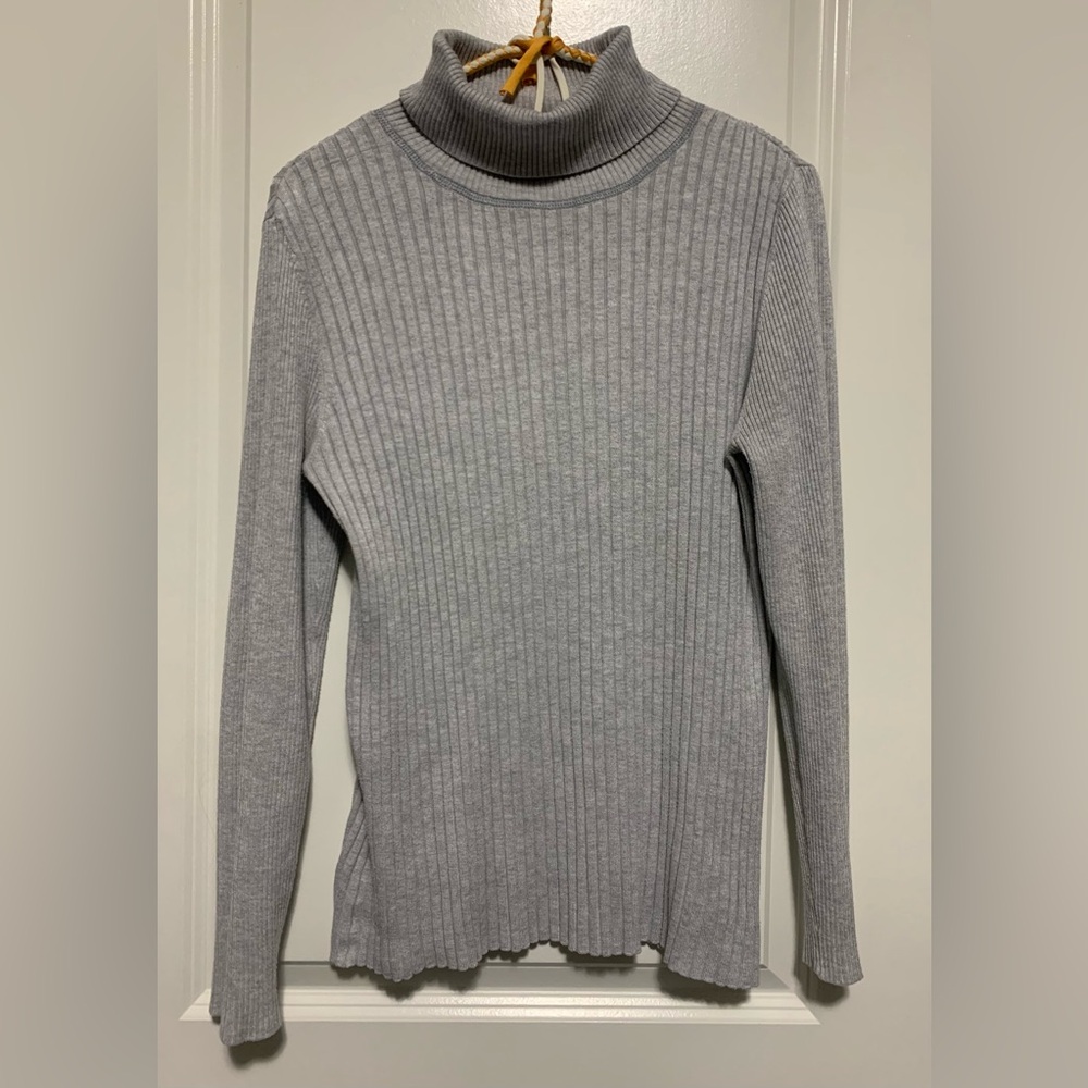 Women's gray sweatshirt